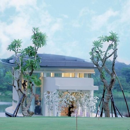 Ciputra Golf, Club & Hotel Surabaya Luaran gambar