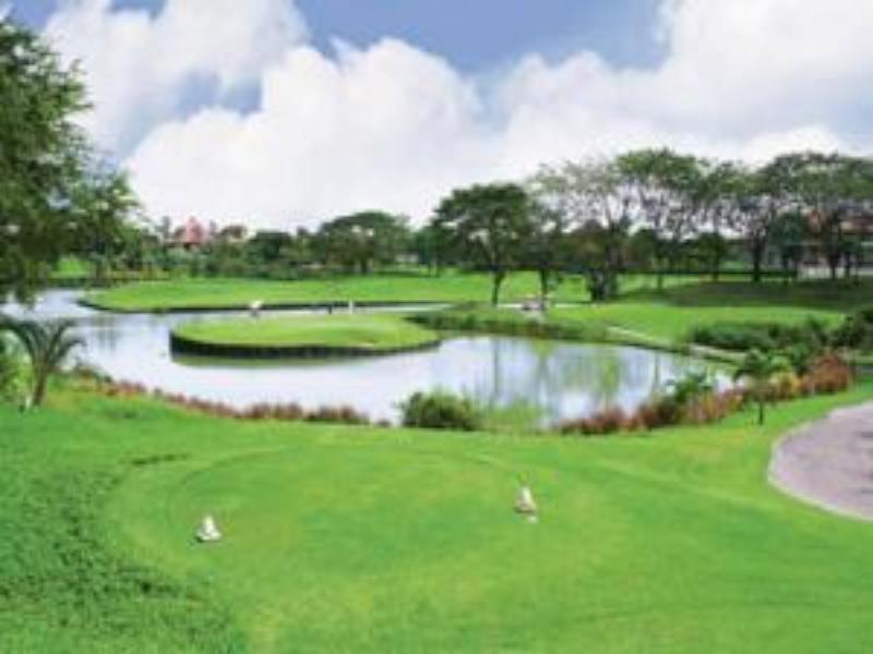 Ciputra Golf, Club & Hotel Surabaya Luaran gambar